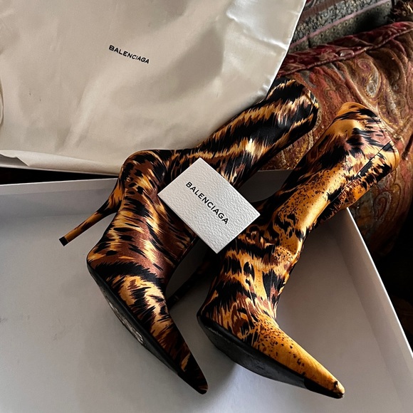 Balenciaga Knife Stretch Jersey Ankle Boots.
Tan, brown and black.
Pull on - Picture 6 of 11